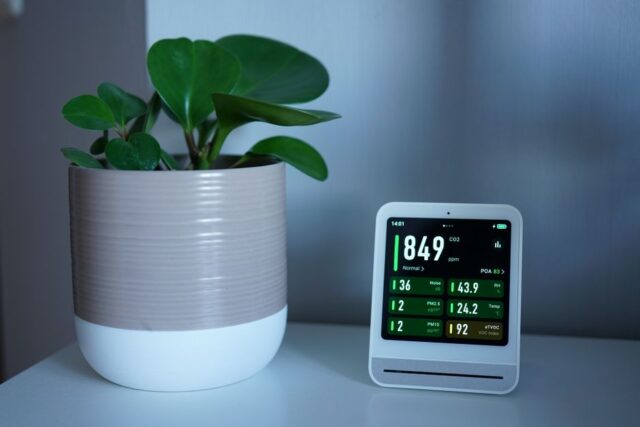 Een compacte luchtreiniger op een tafel in een moderne woonkamer voor optimale luchtkwaliteit.