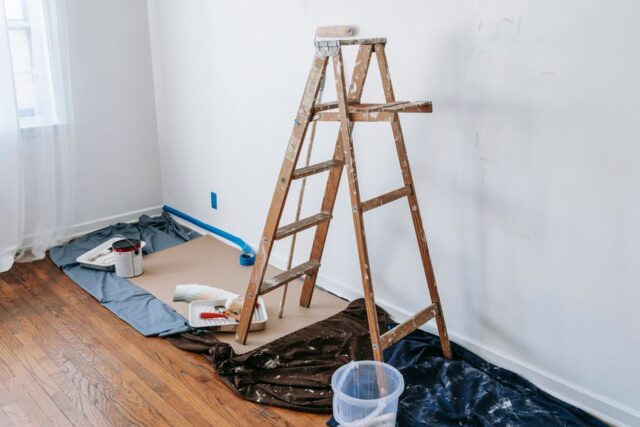 Een professional repareert een beschadigde bedrijfsvloer met gespecialiseerde materialen voor een veilige werkomgeving.