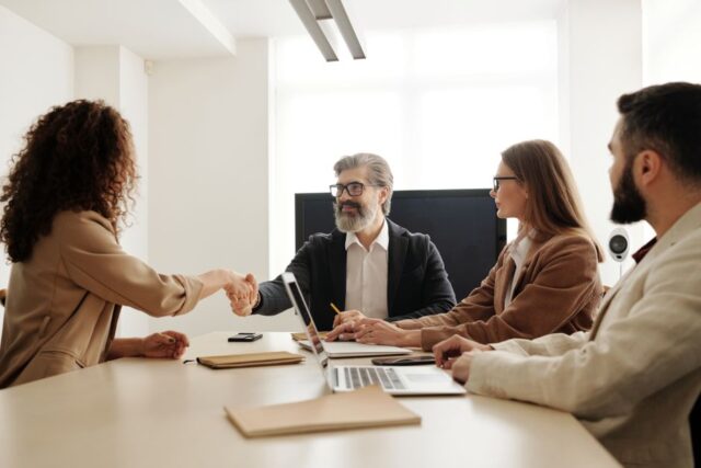 Een persoon die wervingssoftware gebruikt om kandidaten te selecteren en vacatures in te vullen.