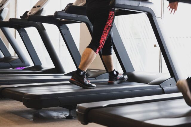 Thuistraining op een snelle sprint loopband met focus op snelheid en prestaties.